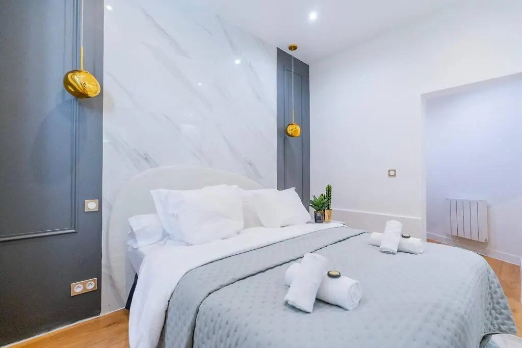 Luxurious Apartment With Stylish Design And Comfort - 105 Paris