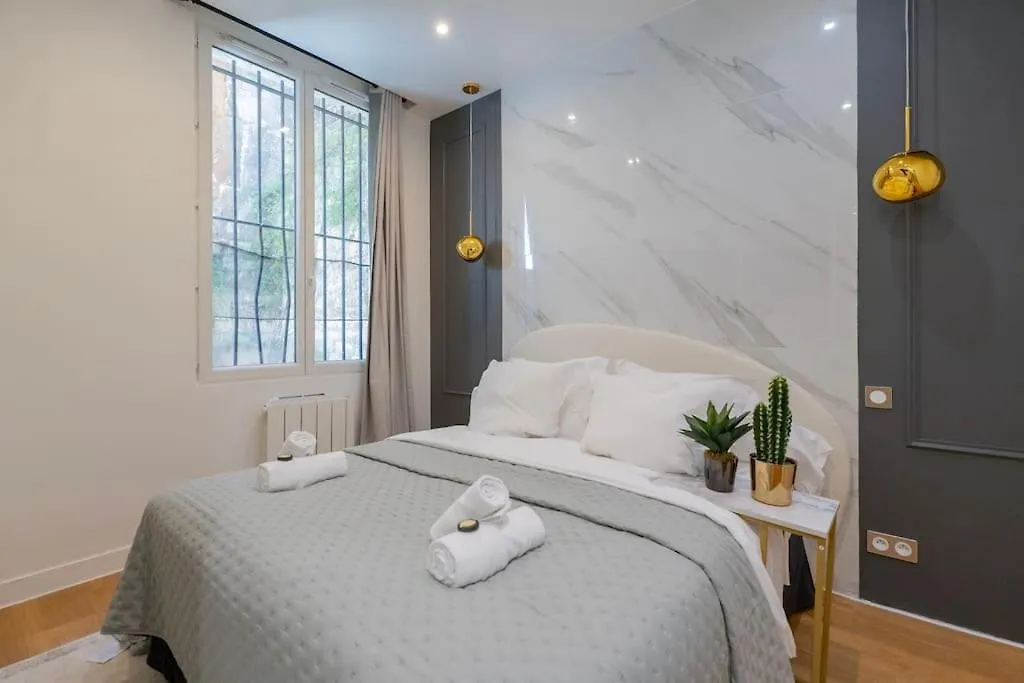 Luxurious Apartment With Stylish Design And Comfort - 105 Paris Fransa