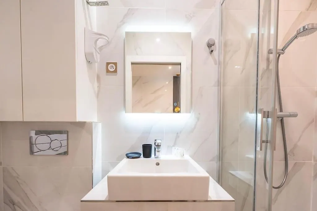 Luxurious Apartment With Stylish Design And Comfort - 105 Paris