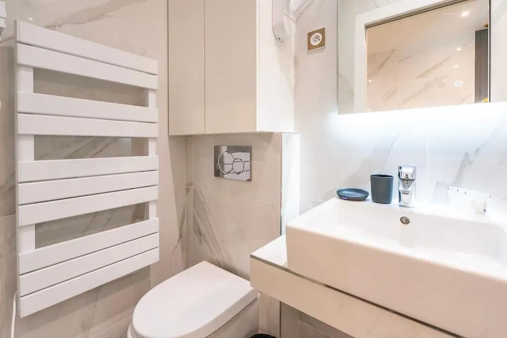 Luxurious Apartment With Stylish Design And Comfort - 105 Paris France