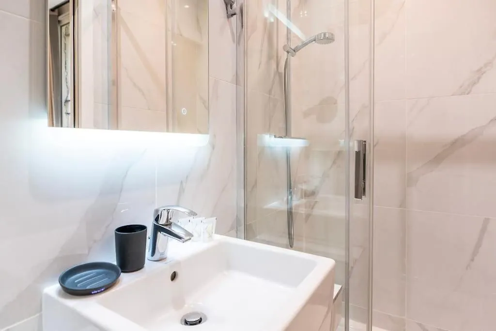 Luxurious Apartment With Stylish Design And Comfort - 105 Paris France